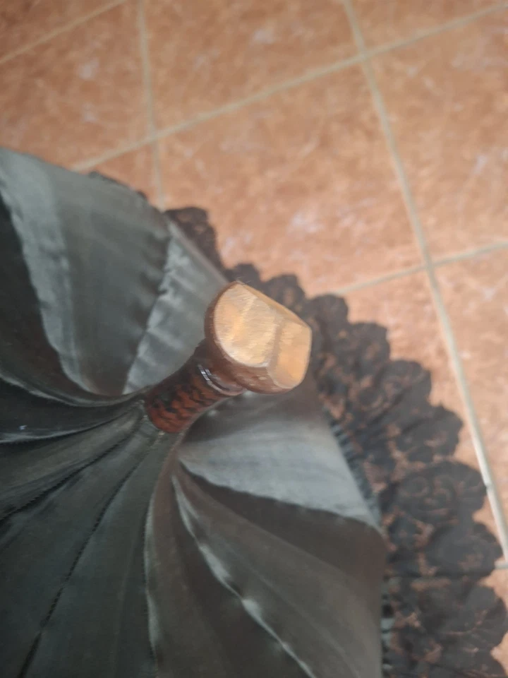 Старинный черный желтовато-коричневый шелковый кружевной зонтик зонтик резная деревянная ручка/финиал как есть - Изображение 4 из 4