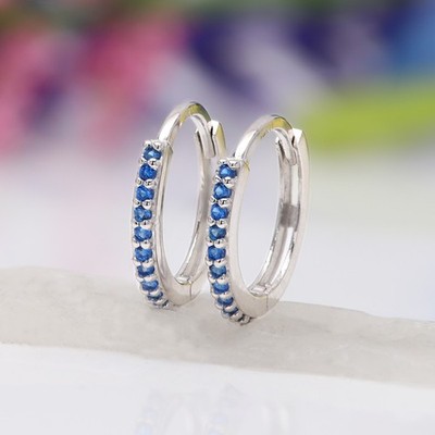 Kleine Creolen massiv weiß 14k Gold Huggie mit blauen Steinen