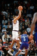 Juwan Howard Washington Bullets looks to pass the ball over the to- Old Photo 1