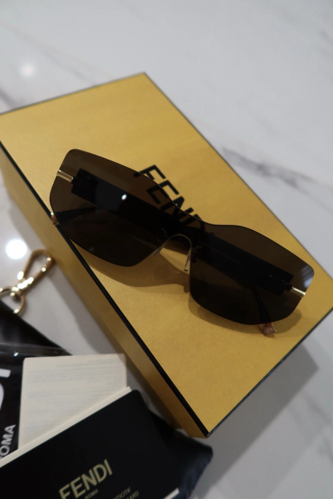 Occhiali da sole donna FENDI FE40066U