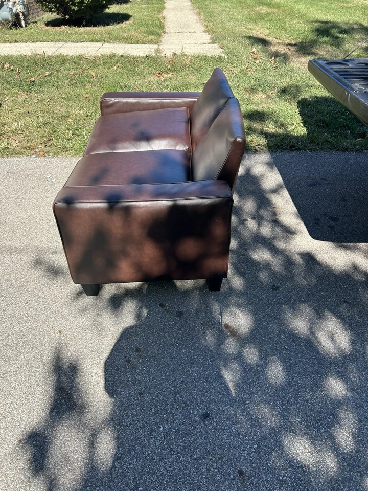 Love Seat 舒适皮革沙发 — 第 2/2 张图片