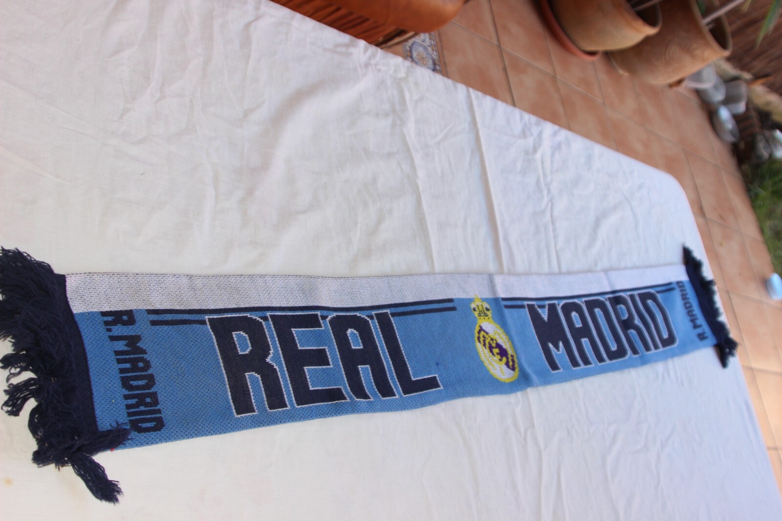 BUFANDA DE FUTBOL NUEVA DE LANA DEL EQUIPO REAL MADRID BLANCO AZULADO