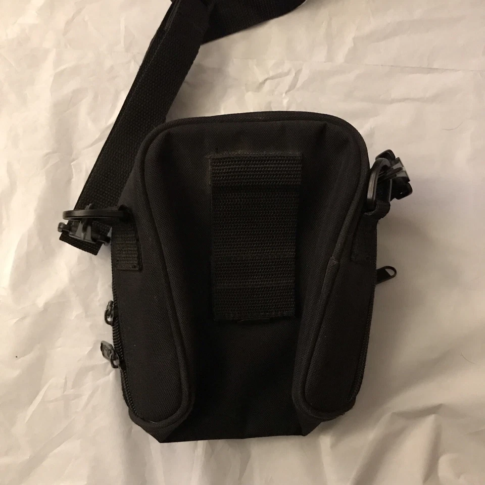 Bolso pequeño para cámara digital Lowepro negro con correa para el hombro Foto 2 de 2