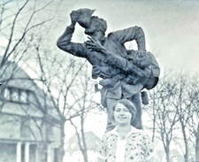 Kamera płytowa Negatyw Szklany panel Kobieta przed CAUER Pomnik w Bad Kreuznach ok. 1920