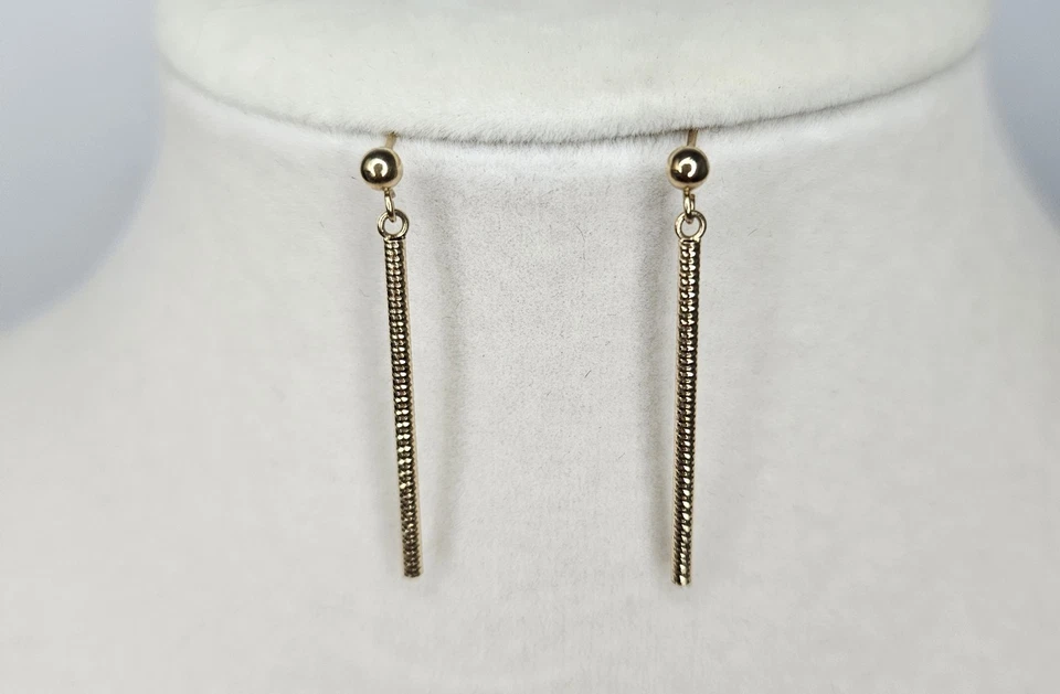 Pendientes colgantes de tubo redondo texturizado de oro amarillo de 14K de colección de 1,25" ligeros Foto 4 de 4