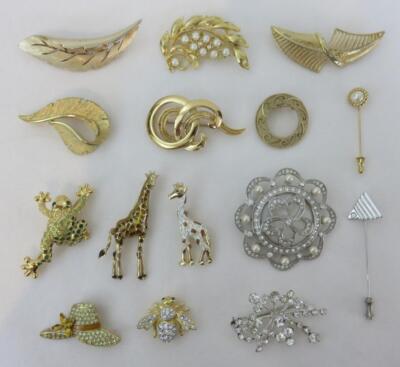 15 pc Lot Pins Crown Trifari Monet Sarah Cov Coro Joan Rivers Bee Napier Brooch