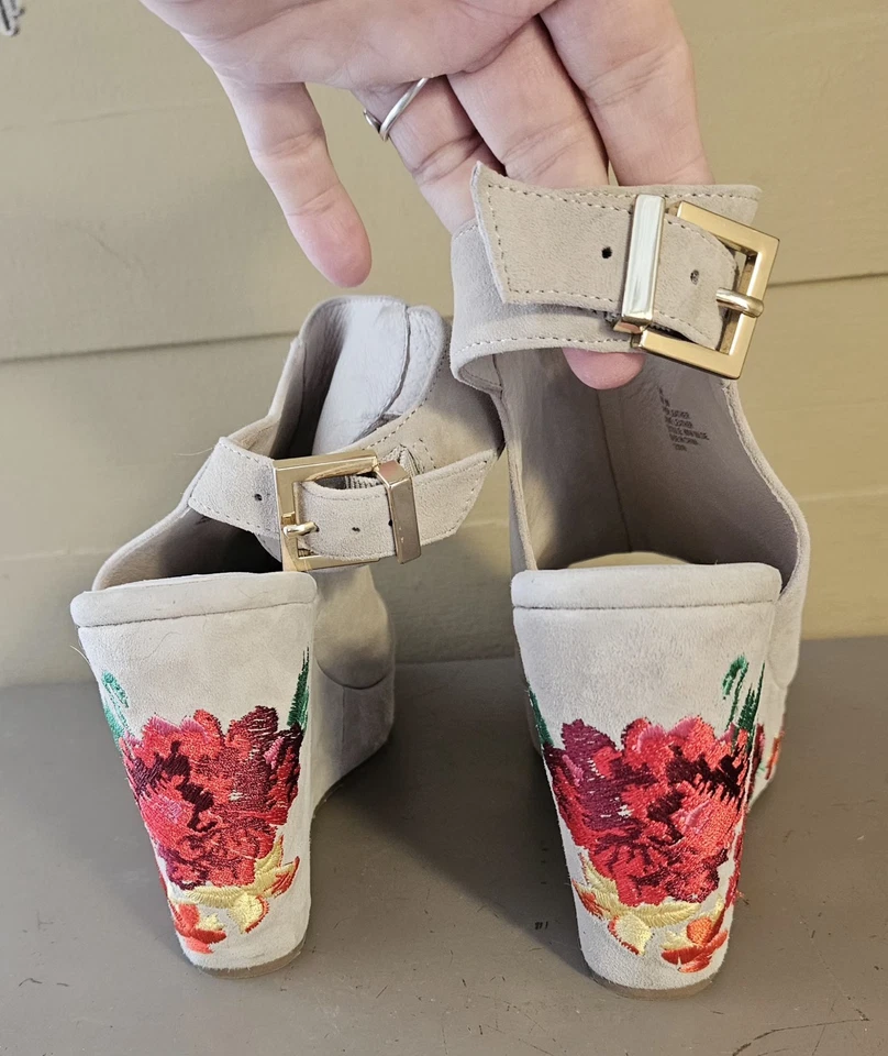 Kenneth Cole New York Talla 8 Olani Bordado Gamuza Cuero Peep Toe Cuñas Tostado Foto 2 de 4