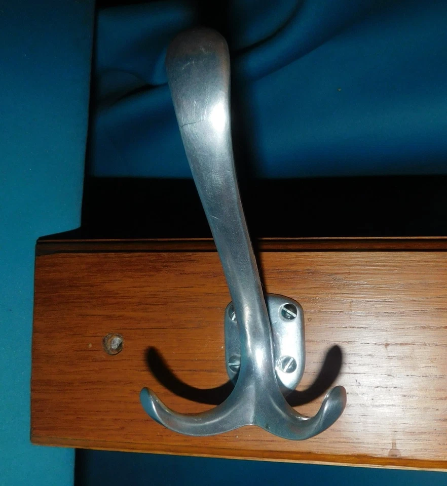 ANCIEN PORTE MANTEAU ET CHAPEAU DE BISTROT . 4 PATERES . ECOLE . LONGUEUR 80cm - Photo 2/4