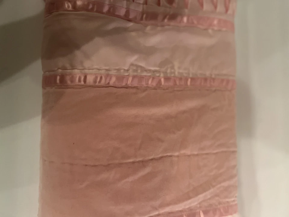 CIRCO ~ TERCIOPELO ROSA, SATÉN, CON VOLANTES, CEÑIDO CON UNA COLCHA ROSA DE CUENTAS, TALLA DOBLE Foto 4 de 4