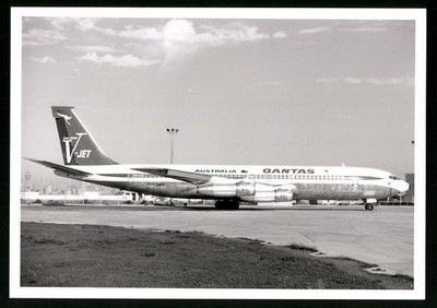 Fotografie Flugzeug Boeing 707, Passagierflugzeug der Quantas, Kennung VH-EAE 