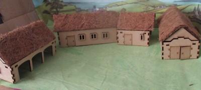 28 mm Thatch Farm (4 Gebäude) Landschaft mittelalterliche Fantasie Lasergeschnitten MDF 3 mm