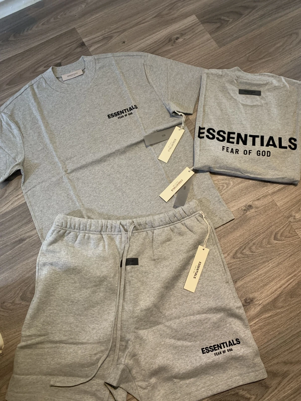 Set corto Fear of God Essentials SS22 maglietta e pantaloncini farina d'avena scura tutti