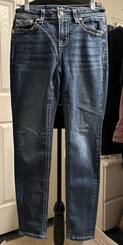 Pantalones de mezclilla Miss Me Hatley ajustados de pierna recta para mujer talla 29 adornados con tachuelas Foto 2 de 4