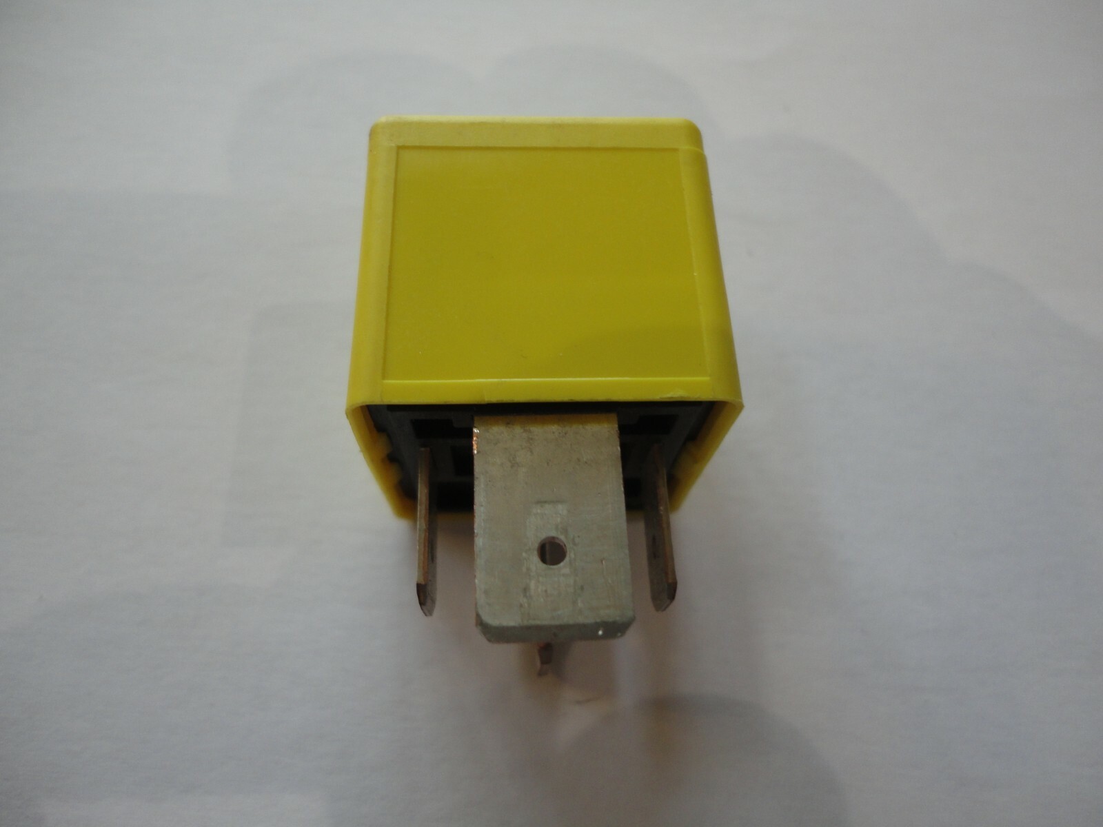 VAUXHALL GLOW PLUG 70AMP YELLOW RELAY GM 90226846 V23134J52X369 TYCO