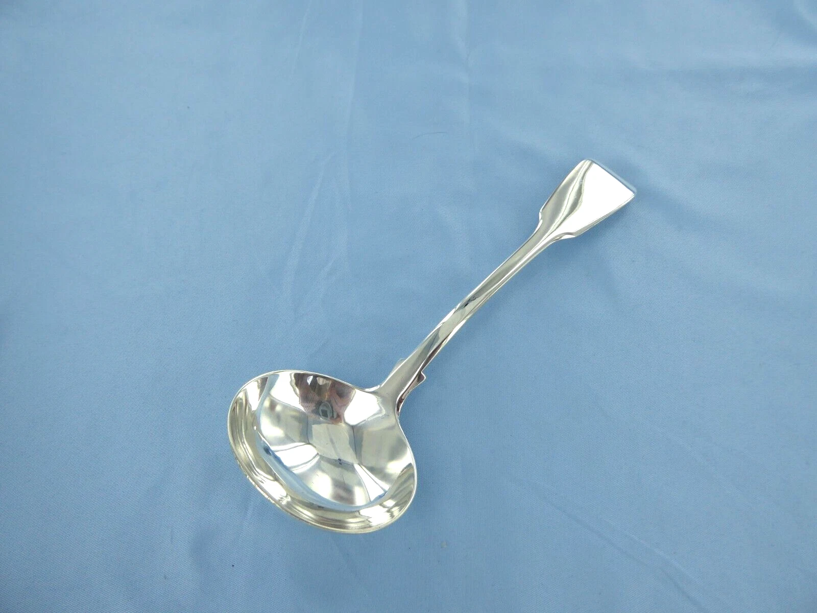 AN ANTIQUE STERLING SILVER FIDDLE BACK SAUCE LADLE LONDON 1839.
