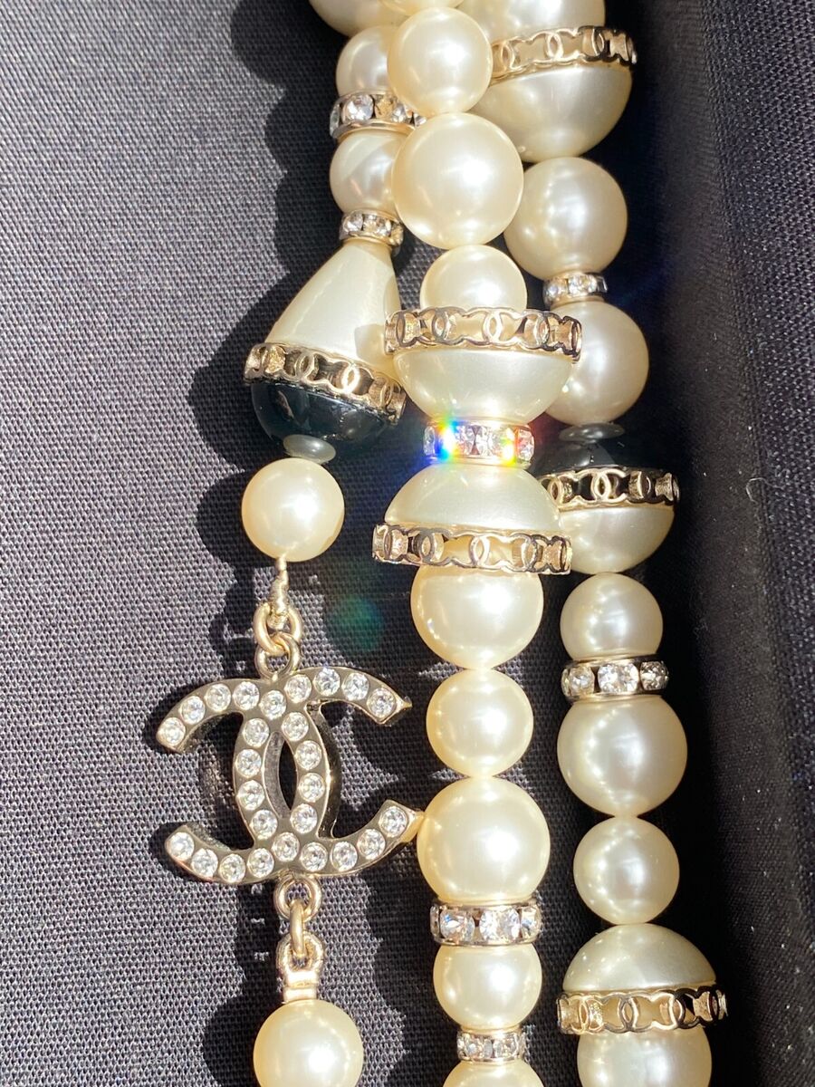 CHANEL 2021A GOLDEN TONE CC LOGO WHITE/BLACK PEARLS CRYSTAL CHANEL 2021A GOLDEN TONE CC LOGO WHITE/BLACK PEARLS CRYSTAL