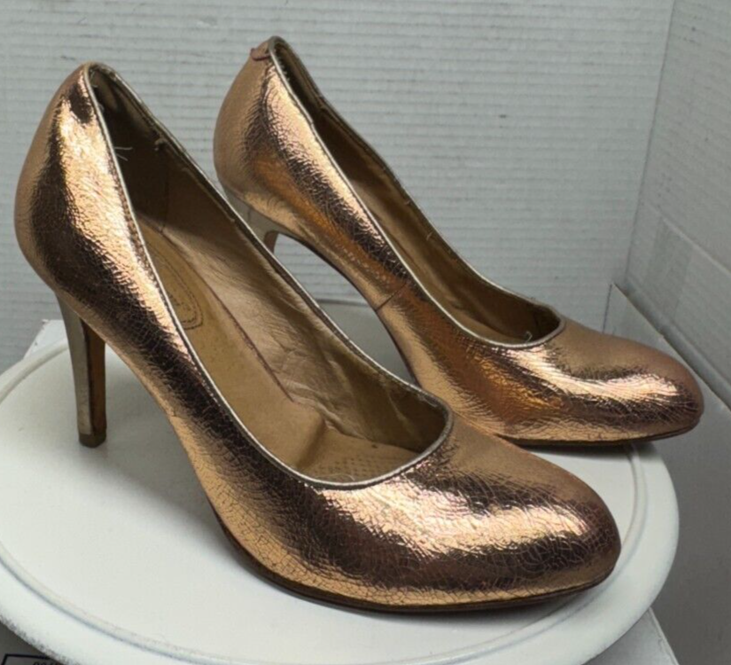 rose gold dress shoes Metallic | Oxford Designed with a chic pointed toe and a supportive platform sole Corso Como Heel Pumps Metallic