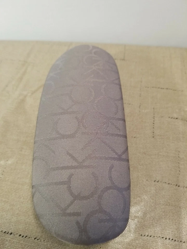 CALVIN KLEIN ÓCULOS CINZA PRATA / ESTOJO DE ÓCULOS DE SOL LOGOTIPO CK MONOGRAMA - Imagem 2 de 4