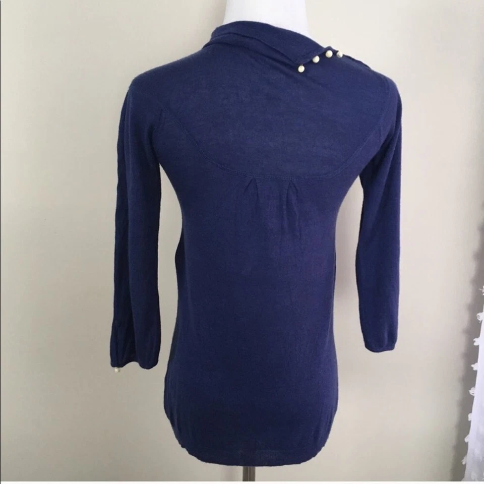 Top Lily McNeal de Revolve de bambú y cachemir azul real Foto 4 de 4