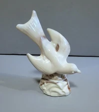 L.E. Smith Slag Glass Bird In Flight Figurine Paperweight Tan Swirl Vintage