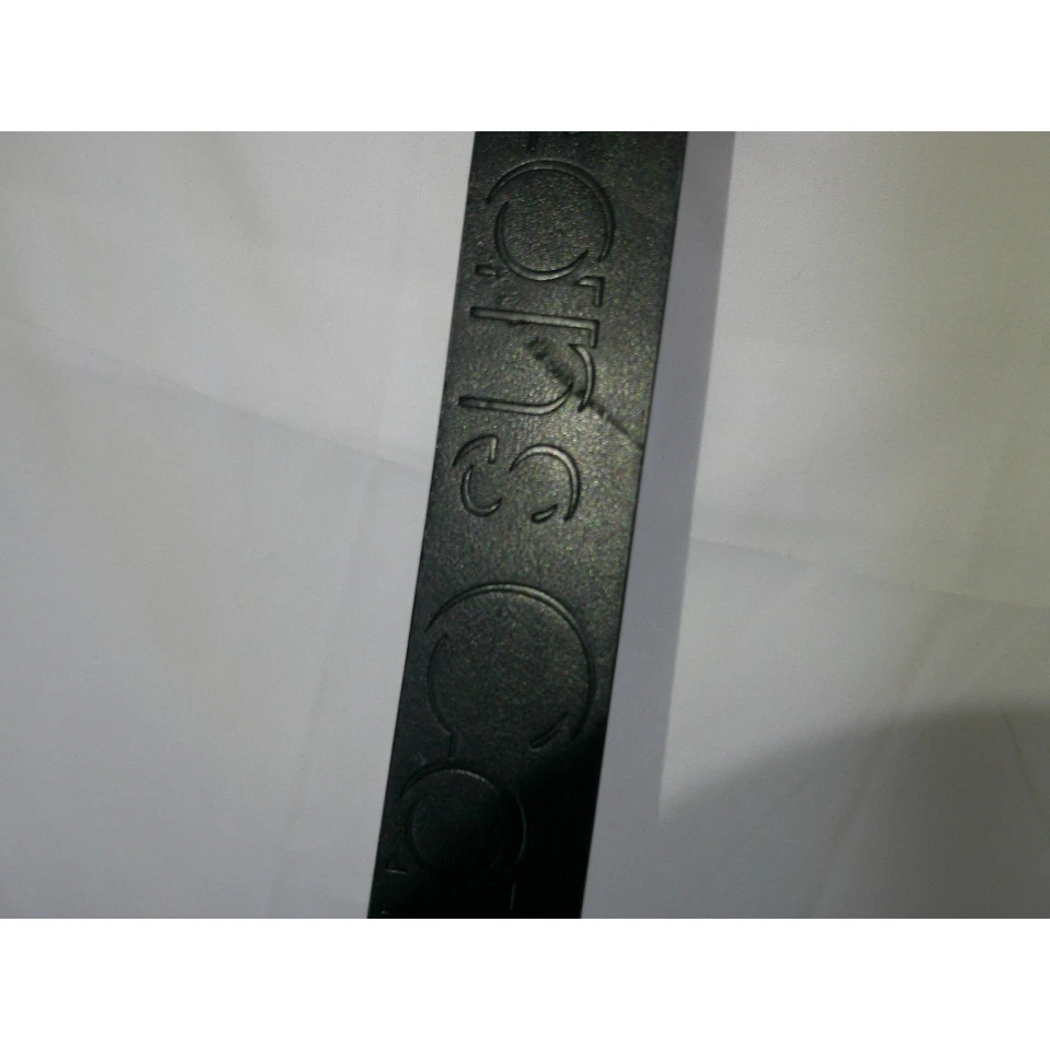 Pantalones de mezclilla Calvin Klein para hombre negros reversibles cinturón con logotipo en relieve hebilla Foto 3 de 4