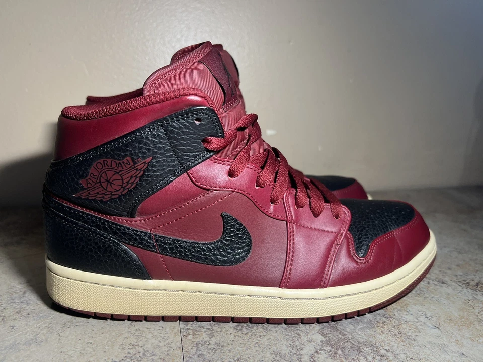 Nike Air Jordan 1 Retro Mid Reverse Banned Red Black Sz- 9 554724-601 - Image 2 of 4