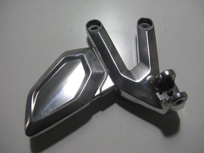 Triumph Trident 660 L101 21-24 Halter Fußraste Fußrastenhalteplatte vorne rechts
