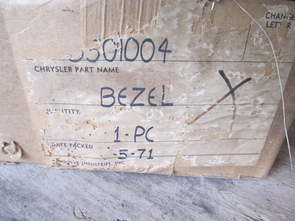 Nuevo de Lote Antiguo 1971-1972 Plymouth Fury Interior Plástico Radio Salpicadero Bisel Borde 3501004  Foto 4 de 4