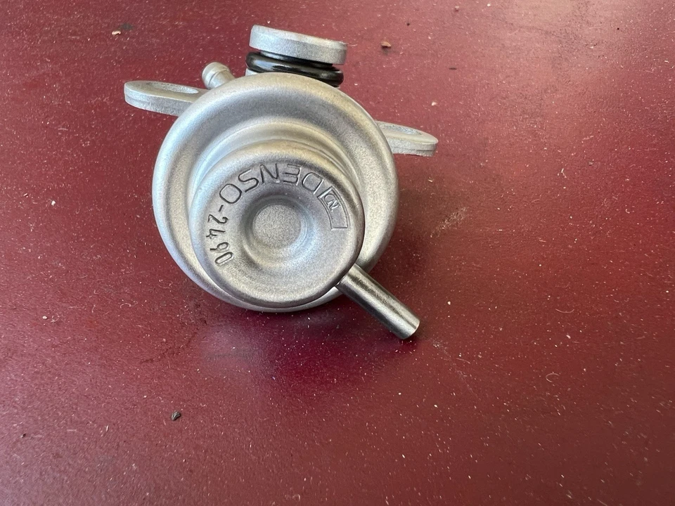 Regulador de presión de inyección de combustible OEM Denso 1995-99 Mitsubishi Eclipse Turbo Foto 3 de 3