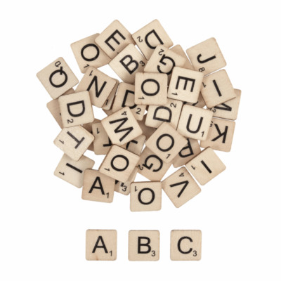 144 x Buchstabenfliesen aus Holz bedruckt 1,5 cm quadratisch geformt mit Rückseite Klebepunkt Basteln