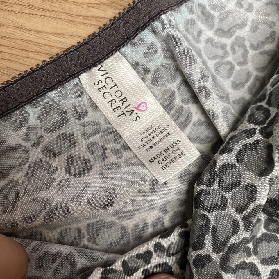 Bikini Victoria's Secret liso satinado leopardo gris/blanco talla pequeña nuevo 1999 Foto 3 de 4