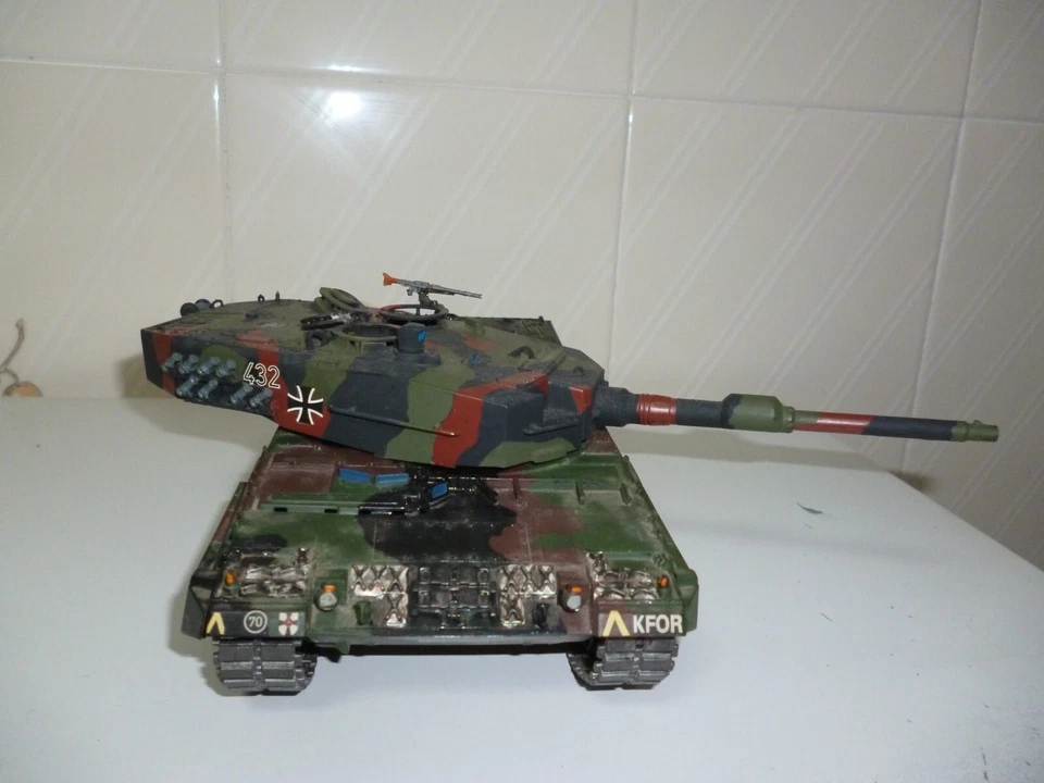 MAQUETA CONSTRUIDA Y PINTADA ESCALA 1/35 DEL TANQUE ALEMAN LEOPARD 2A4 - Imagen 4 de 4