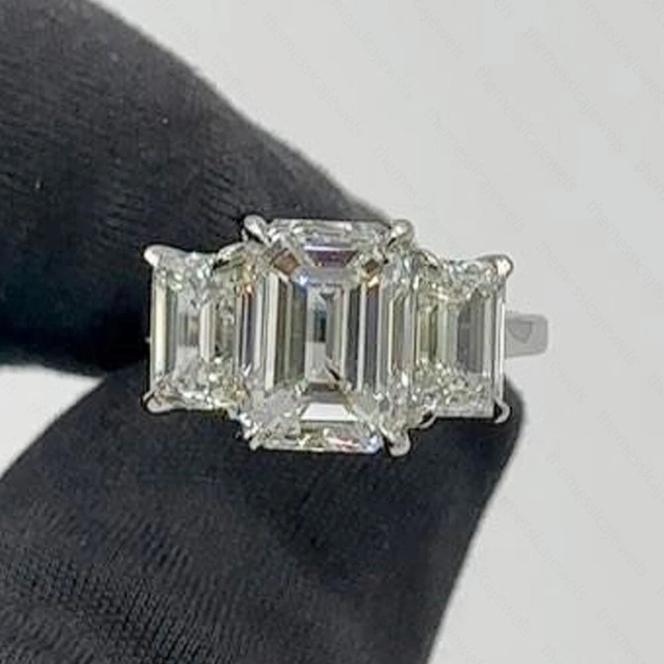 Anillo de compromiso de tres piedras de moissanita talla esmeralda de 7,49 quilates enchapado en oro blanco de 14 quilates Foto 2 de 4