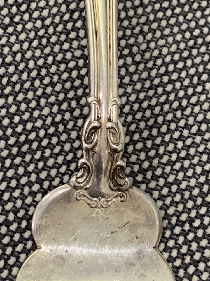 Antiguo tenedor de carne fría Gorham de plata esterlina con patrón Chantilly Foto 4 de 4