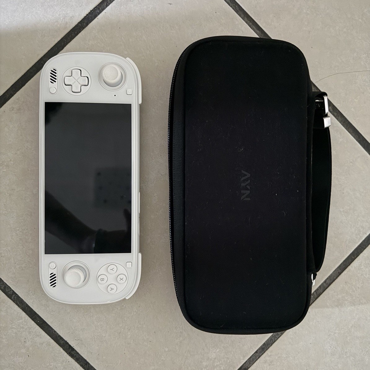 AYN Odin 3 console portatile sistema portatile bianco/nero con custodia rigida
