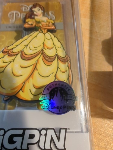 Princesa Bella FiGPiN #623 - Pin exclusivo de los parques Disney 2022 - Lanzamiento limitado - Imagen 3 de 5
