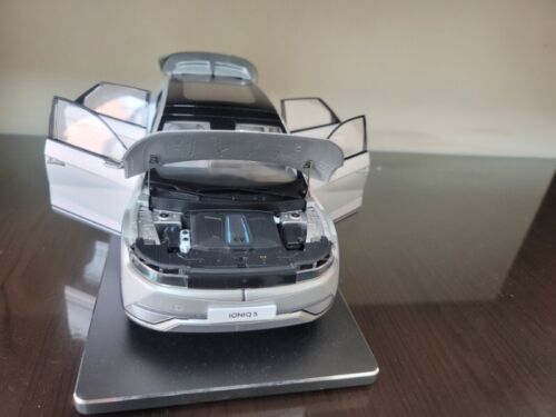 Hyundai IONIQ 5 matte Gold 1:18 Diecast - Picture 10 of 24