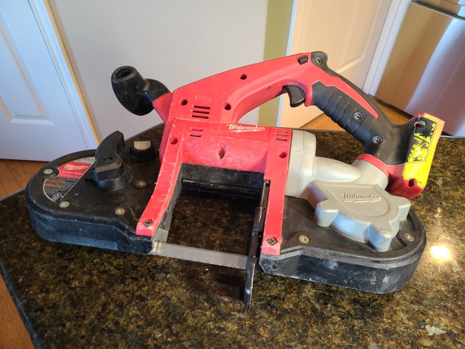 Milwaukee M18 COMPACT BAND SAW Model 262920 EUC Hulakula Rozrywkowe