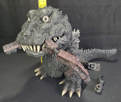 X-Plus Gigantic Series x DefoReal GODZILLA 1954 Train Biter regular version