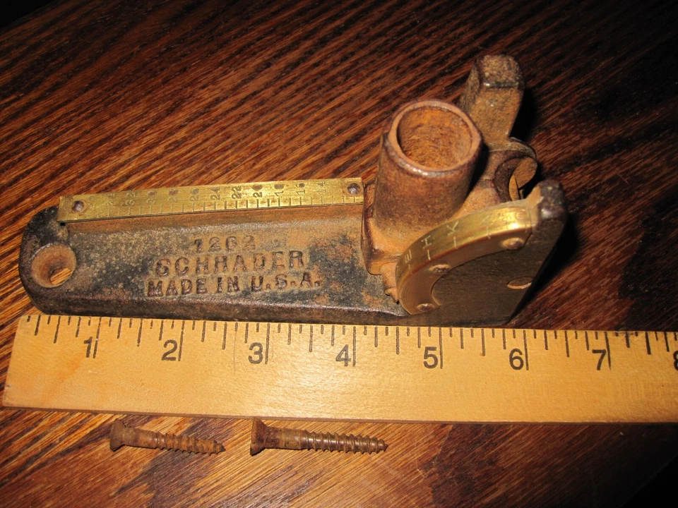 Herramienta de conversión de válvulas Schrader # 1262 Anitque / Vintage; Hecho en EE. UU.; Hierro fundido Foto 2 de 4