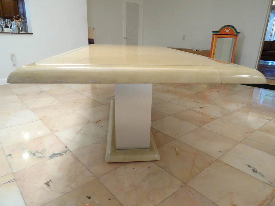 MESA DE COMEDOR STEVE CHASE ATRIBUTO PIEL DE CABRA LACADA E INCRUSTACIONES DE ACERO Y PLATAFORMA REVESTIDA Foto 3 de 4