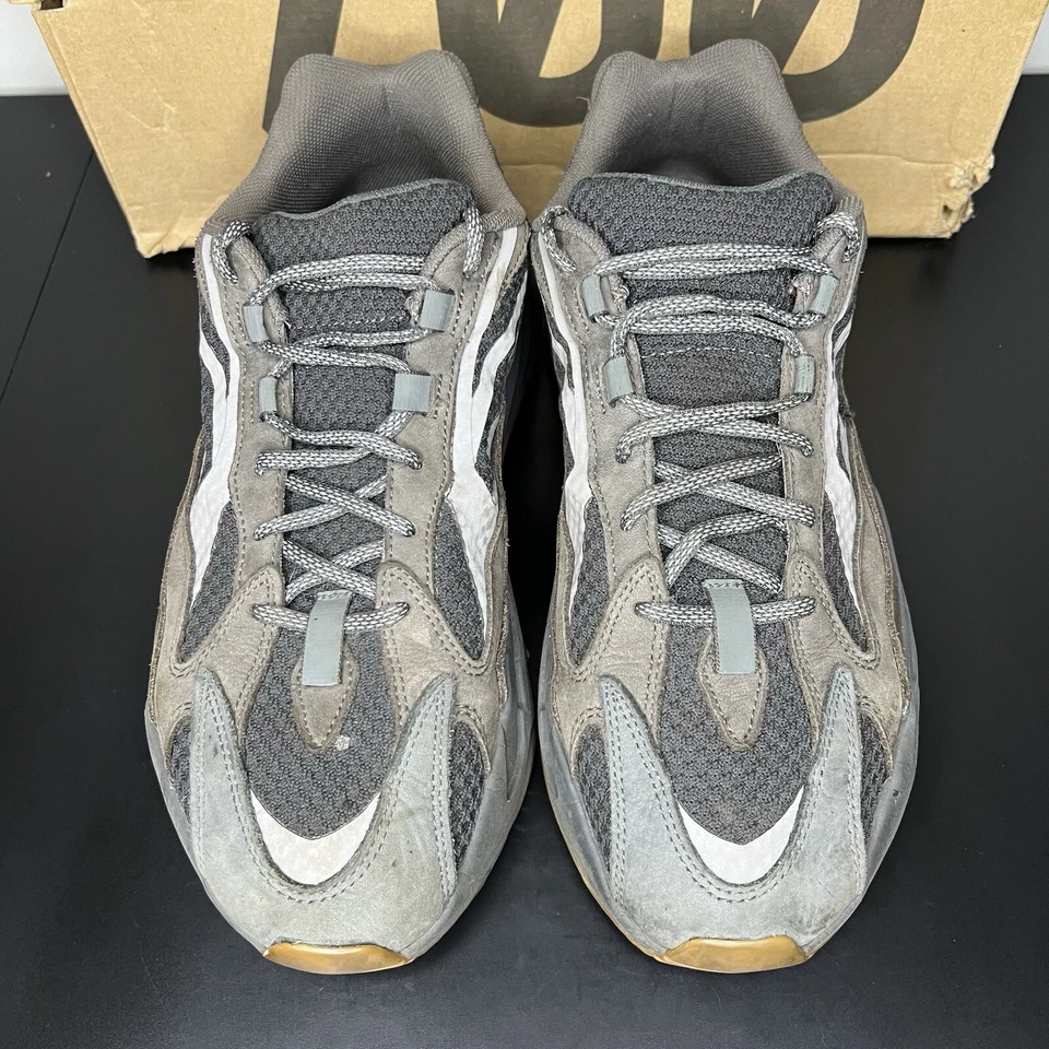 Talla 11K - Adidas Niños Yeezy Boost 700 V2 Vanta Foto 2 de 4