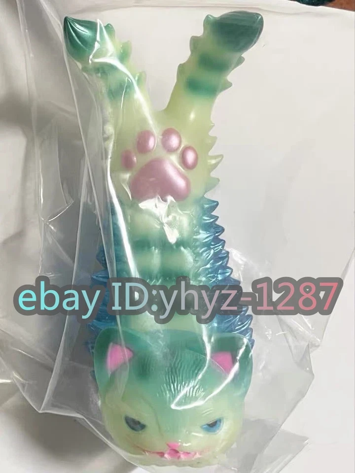 Figura Sofubi Maxtoy × Konatsuya Cat Kaiju Twin Tail Negro Metal Azul Rosa GID Foto 2 de 3