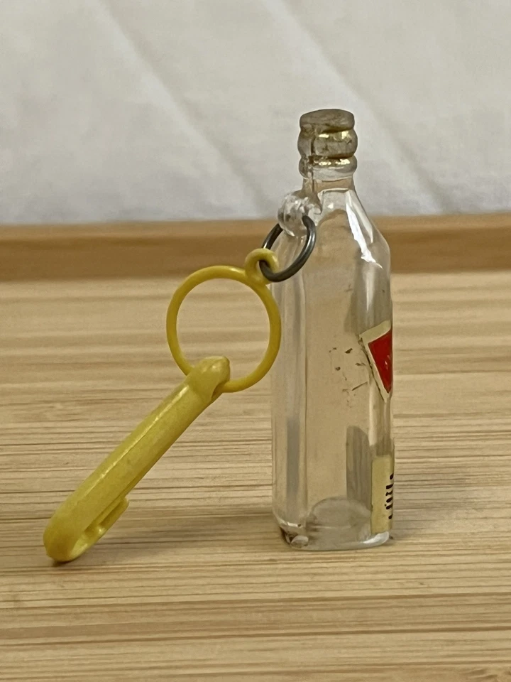 RARO DE COLECCIÓN 1980 Johnnie Walker Amarillo Plástico Clip Collar Dije Foto 2 de 4