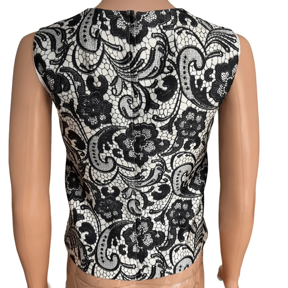 Blusa Dolce & Gabbana estampada de renda floral 100% seda cropped tamanho 38/2U - Imagem 3 de 4