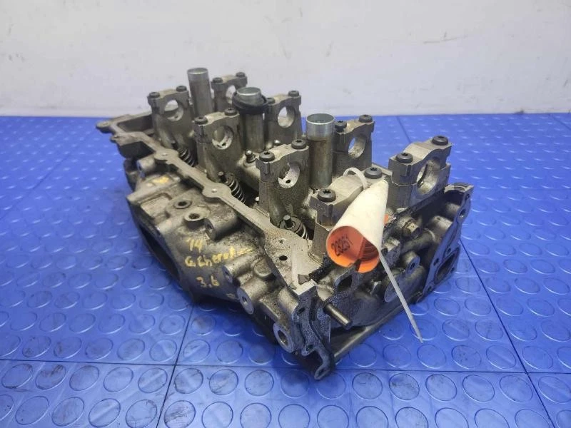 Dodge Chrysler Ram Jeep 3,6 L culata derecha desnuda (trasera) OEM 68141352AA Foto 3 de 4