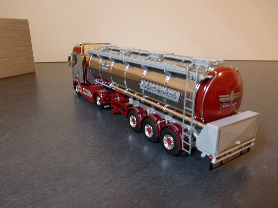 DAF XG+ 4x2 Zugmaschine mit Tanktrailer " DE GROOT " v.WSI 1:50 - Bild 3 von 4