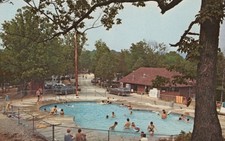 Tarjeta postal Safari Camp Pacific MO St. Louis Pool Old Cars c1978