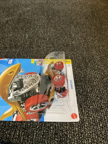 2024 Hot Wheels HW Mega Bite Shark Bite Gold - Picture 5 of 8