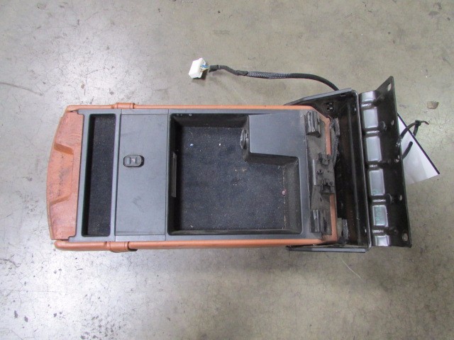 Maserati Quattroporte, Rear Center Armrest Console, Cuoio, Used, P/N 981422105